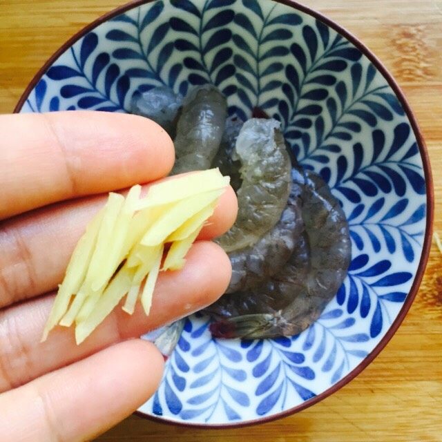 鲜美虾仁豆腐蒸蛋,姜切成丝放入碗里