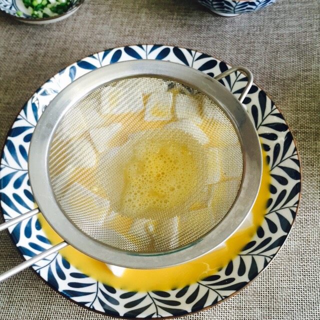 鲜美虾仁豆腐蒸蛋,将蛋液倒入盘子里,剩下的浮末就不要了