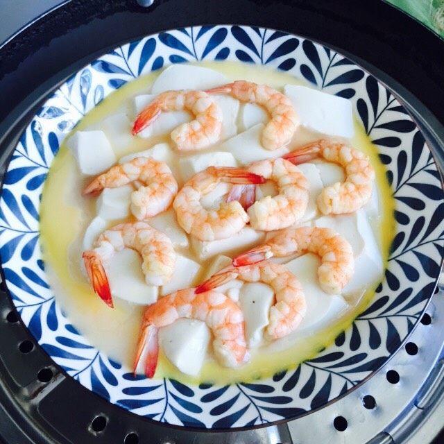 鲜美虾仁豆腐蒸蛋,10分钟后,一道鲜美嫩滑的虾仁豆腐蒸蛋完成了