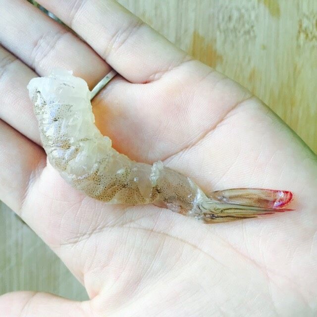 鲜美虾仁豆腐蒸蛋,保留虾尾(如图所示)