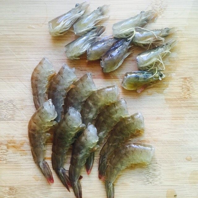 鲜美虾仁豆腐蒸蛋,将虾冲洗干净切去虾头,虾头可以炸虾油别扔掉哦