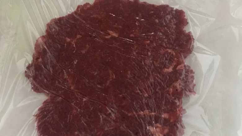 牛肉脯,在吸油纸上擀平,烤箱180度预热5分钟,放入烤箱180度8分钟,拿出来倒血水,翻面再烤8分钟。最后放铁架上2面分别烤3~5分钟即可