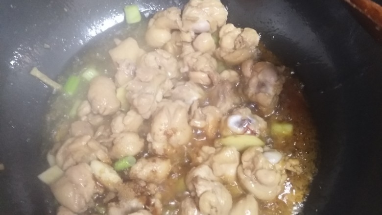 香菇滑鸡,加入适量生抽,耗油,料酒,白糖少许老抽