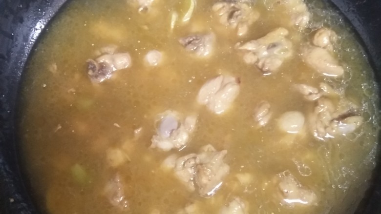 香菇滑鸡,加入适量清水没过鸡腿