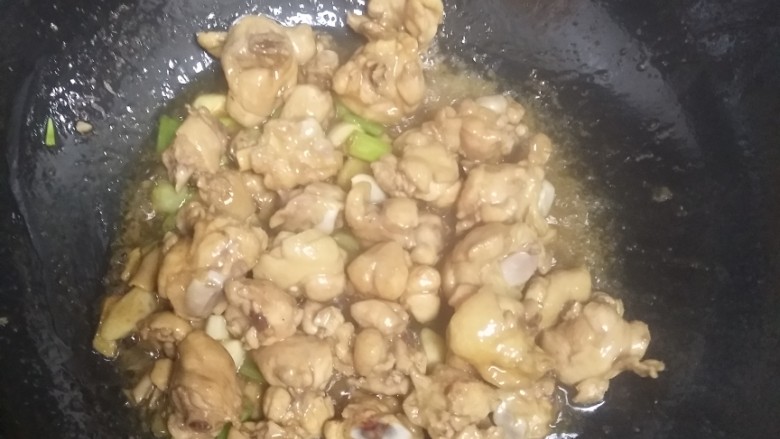 香菇滑鸡,翻炒3分钟