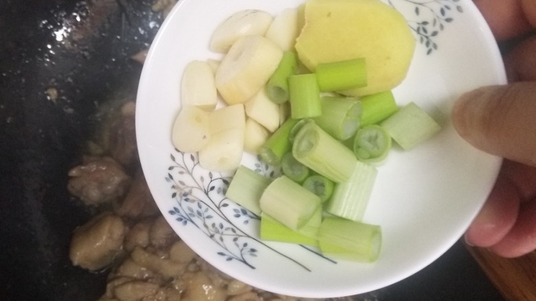 香菇滑鸡,炒至鸡肉变色放入切好的葱姜蒜