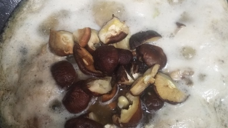 香菇滑鸡,大火烧开,放入切好的香菇