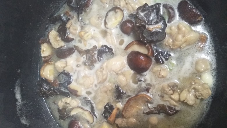香菇滑鸡,加适量盐烧开,小火慢炖20分钟