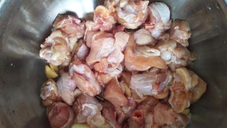 香菇滑鸡,鸡腿加入<a style='color:red;display:inline-block;' href='/shicai/ 788'>生抽</a>，姜丝，<a style='color:red;display:inline-block;' href='/shicai/ 718'>料酒</a>，耗油，少许盐腌制半小时