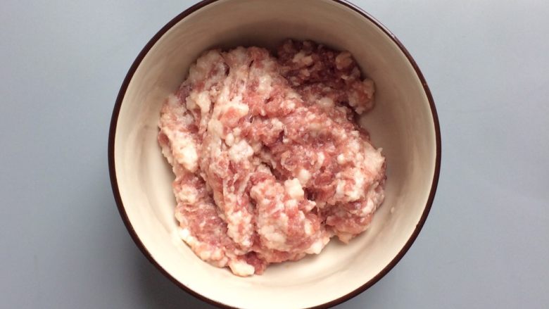 下饭神器:窝蛋榨菜蒸肉饼,选用3:7或者2:8肥瘦比例的<a style='color:red;display:inline-block;' href='/shicai/ 414'>猪肉</a>,这样会比纯瘦肉的味道更香。
我这次选用肥瘦比例为2:8的<a style='color:red;display:inline-block;' href='/shicai/ 414'>猪肉</a>,将肉剁成肉末。
注意!肉饼美味的技巧一:
肥肉与瘦肉最好分开剁,瘦肉可以剁细一点,肥肉切成小粒。因为如果肥瘦肉都剁成末,蒸肉饼时,肥肉会变成液状的油脂,会蒸出特别多油,看着十分油腻,味道也没那么好。