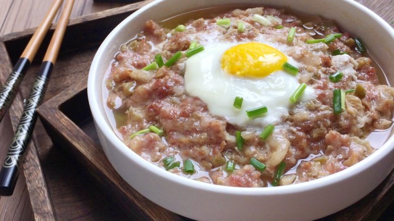 下饭神器:窝蛋榨菜蒸肉饼,10、出锅后,去掉保鲜膜,趁热撒上葱花即可。