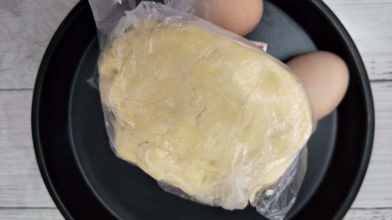 苹果布丁派,放入保鲜袋,依据可以看到面粉包裹的黄油颗粒,放冷冻10分钟。
