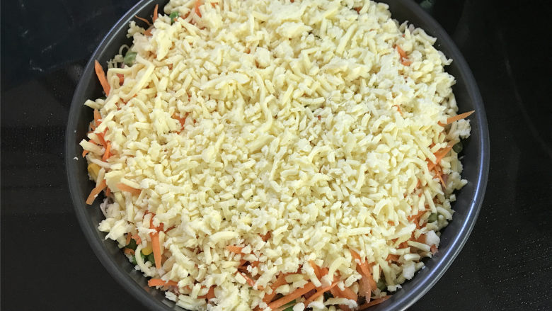 鸡蛋面披萨,最后在上面铺上一层马苏里拉芝士。