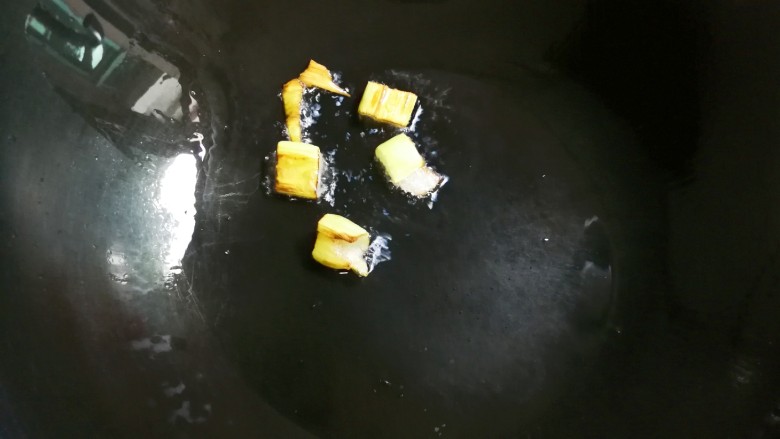番茄酱带鱼,热锅凉油放入大葱段煎出香味,捞出大葱丢弃