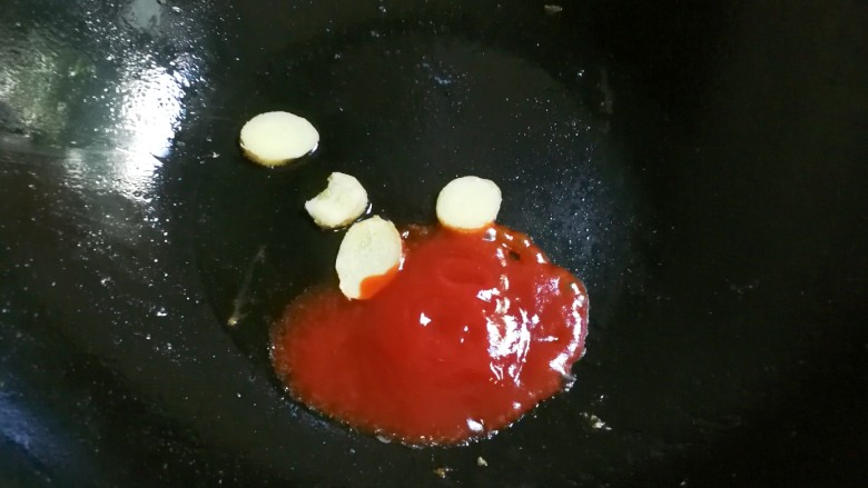 番茄酱带鱼,锅中余油放入姜片煎出香味,放入适量<a style='color:red;display:inline-block;' href='/shicai/ 699'>番茄酱</a>