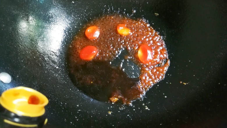 番茄酱带鱼,放入樱桃番茄翻炒片刻,放入一勺<a style='color:red;display:inline-block;' href='/shicai/ 788'>生抽</a>