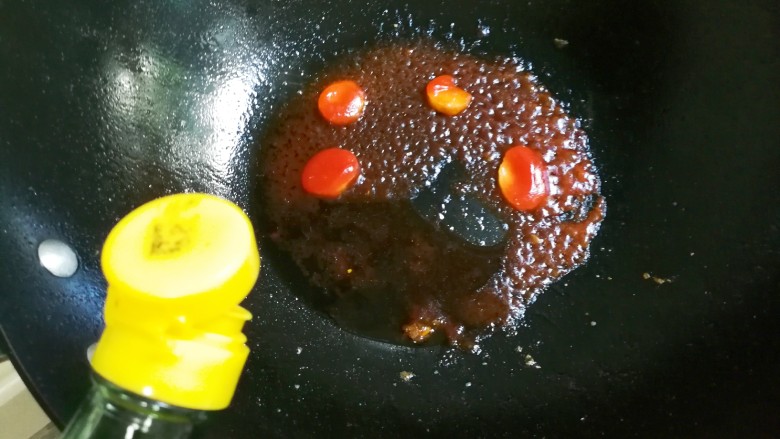 番茄酱带鱼,放入一勺醋,两勺<a style='color:red;display:inline-block;' href='/shicai/ 10588'>糖</a>