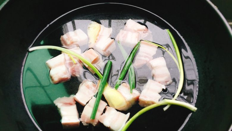 家常菜+红烧肉,放入不粘锅,倒入没过肉的冷水,放入2片姜、1根小葱,开中大火加热。
