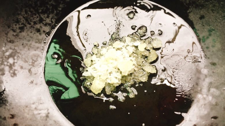 家常菜+红烧肉,炒糖色:锅里倒入适量植物油,放入冰糖,开小火加热。