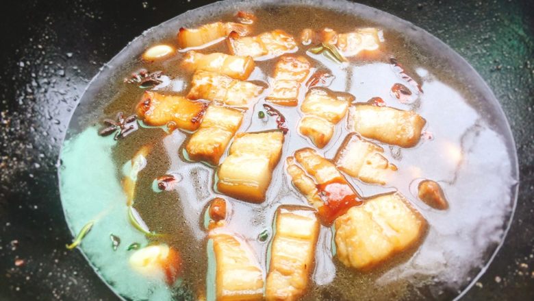 家常菜+红烧肉,倒入没过肉的水,大火煮开后,盖盖儿转小火炖煮1个半~2小时。(或高压锅,上汽后小火炖煮30-40分钟)