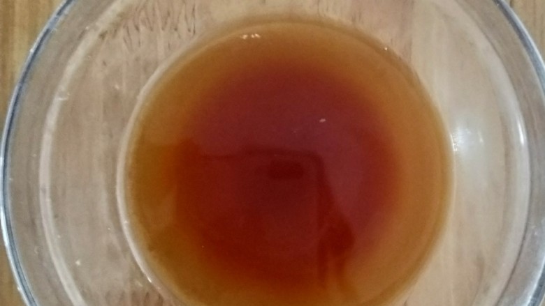 香菇这样做,瞬间光盘,取一个干净的碗,放入适量耗油和淀粉,再加适量水花开。