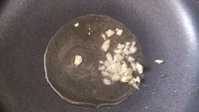 香菇这样做,瞬间光盘,热锅凉油,下一半蒜蓉。