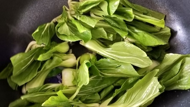 香菇这样做,瞬间光盘,煸炒一下后加入油菜,大火快速翻炒。
