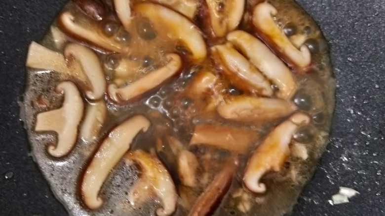 香菇这样做,瞬间光盘,翻炒均匀后,再焖一分钟左右出锅。