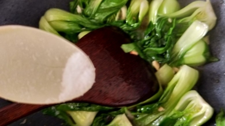 香菇这样做,瞬间光盘,翻炒至油菜蔫后,再加入适量盐调味,油菜断生即可出锅。