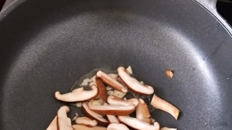 香菇这样做,瞬间光盘,锅重新烧热放油,再放入蒜蓉和香菇。