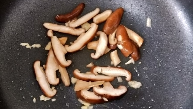 香菇这样做,瞬间光盘,稍微煸炒片刻。