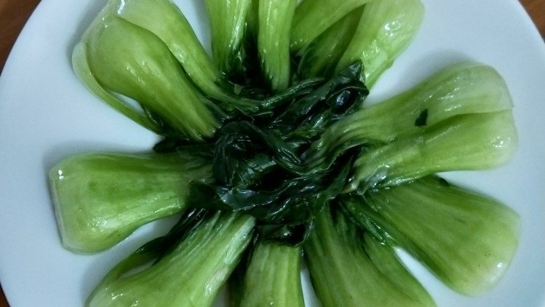 香菇这样做,瞬间光盘,把刚才炒好的油菜摆一圈,叶子往里。