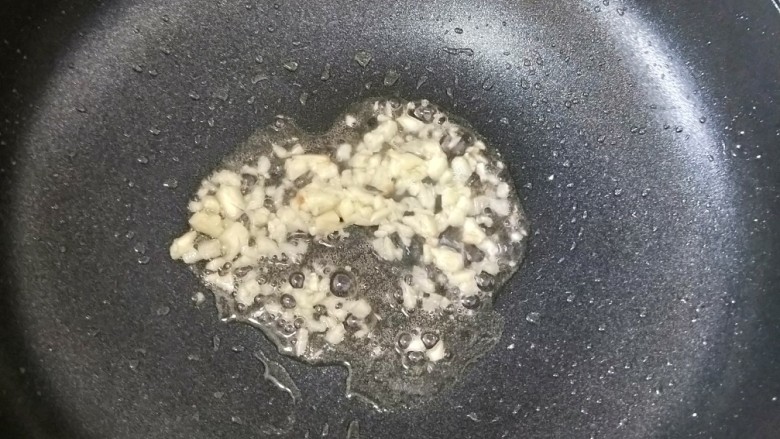 好吃到连汤汁都不剩的~茄汁豆腐,锅里重新放油,放入蒜蓉,