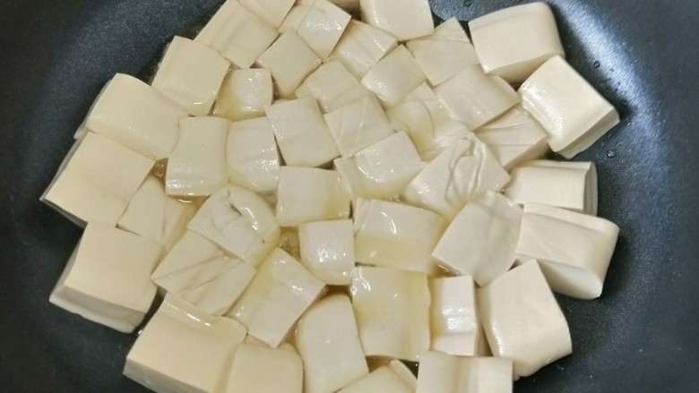 好吃到连汤汁都不剩的~茄汁豆腐,放入豆腐,然后撒一点点盐。