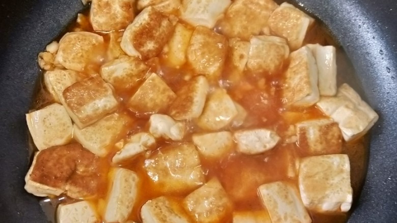 好吃到连汤汁都不剩的~茄汁豆腐,然后倒入豆腐,再加一点点盐和<a style='color:red;display:inline-block;' href='/shicai/ 692'>酱油</a>,盖上盖子焖一分钟。