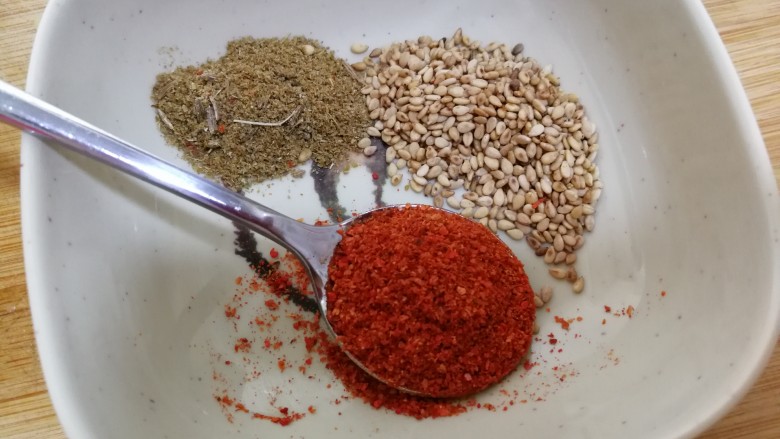 香辣炒鸡腿,准备好孜然粉,辣椒粉,芝麻各一勺。