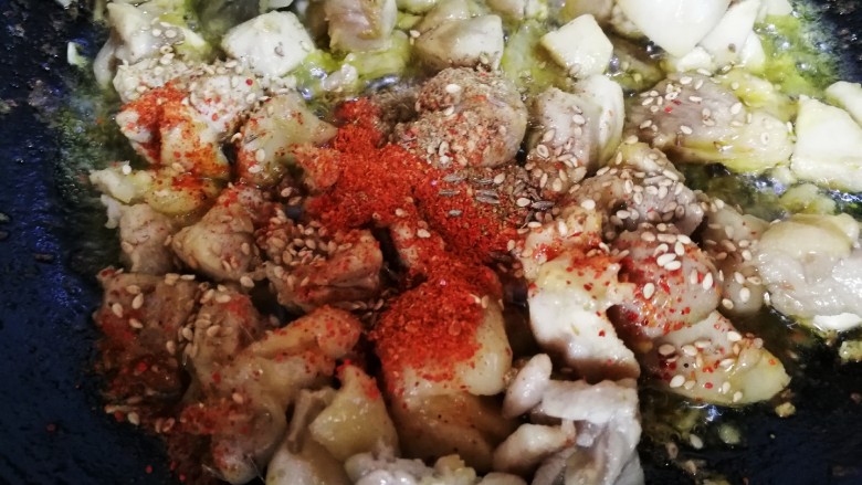香辣炒鸡腿,肉炒熟后放入孜然粉,辣椒粉,芝麻。小火继续翻炒至均匀即可。