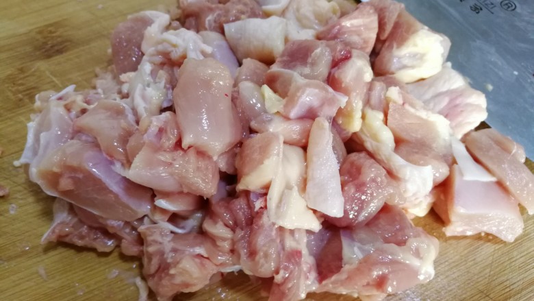 香辣炒鸡腿,剔骨,将鸡腿肉切成小块儿。