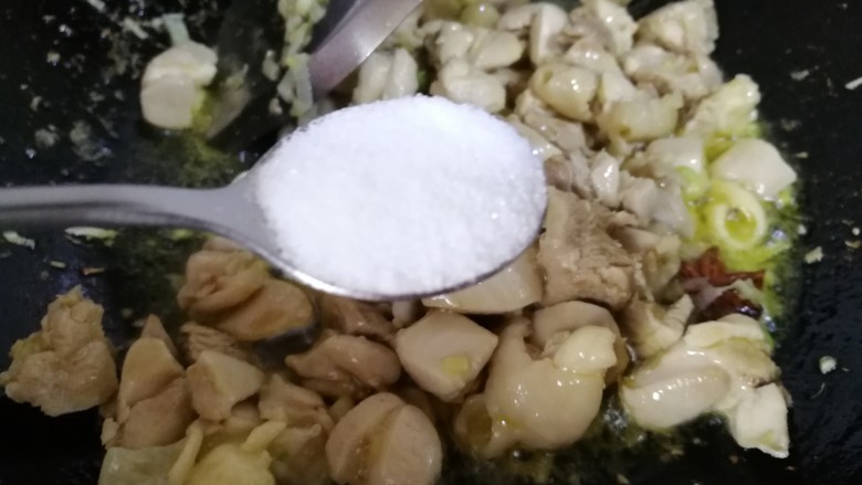 香辣炒鸡腿,然后再放入鸡块儿煸炒。炒至微熟,后天热,放一勺盐,继续小火煸炒。