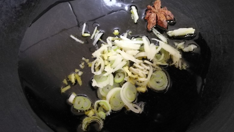 香辣炒鸡腿,油烧热后放入葱.姜.蒜.八角炒香,