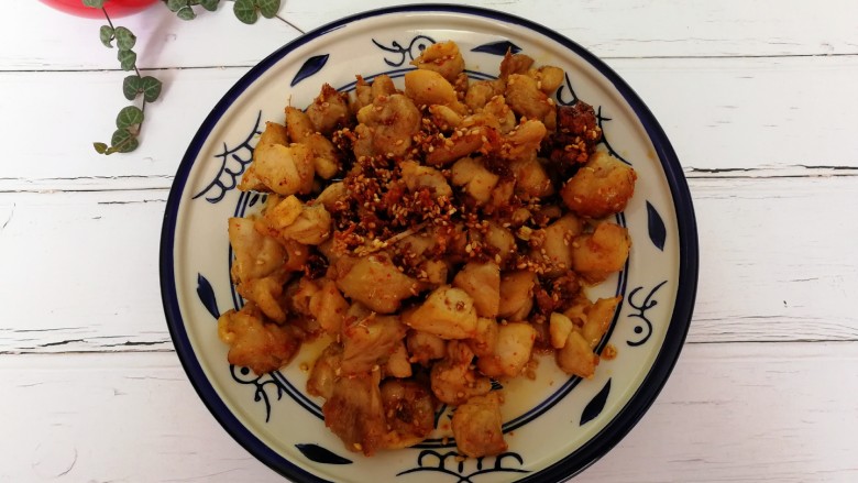 香辣炒鸡腿,鸡块炒至微焦即可盛出装盘,肉吃起来又酥又香又辣。
