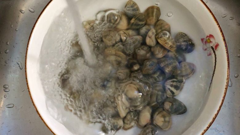 家常海鲜粉,花蛤洗净用盐水浸泡半个小时,浸泡好洗净沥水待用