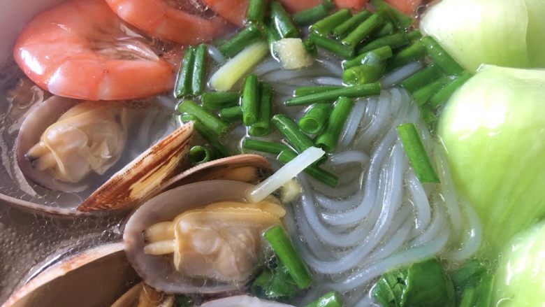 家常海鲜粉,把红薯粉丝和配菜装入碗里,撒上葱段即可