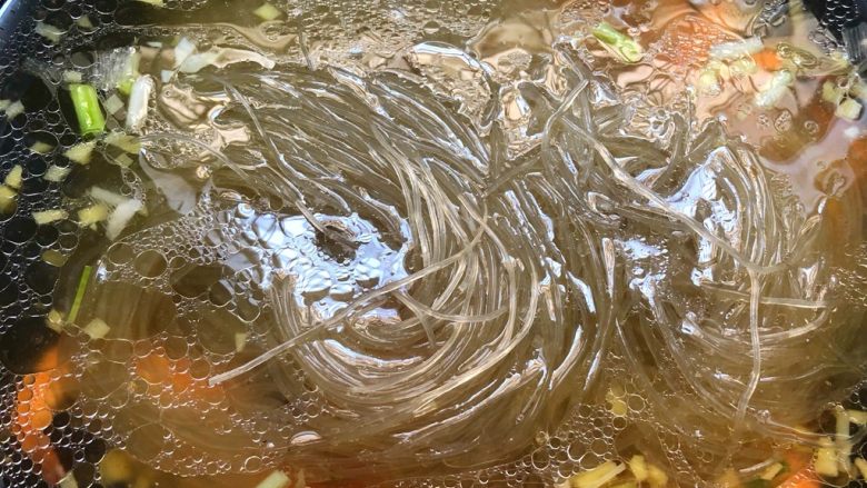 家常海鲜粉,明虾煮至变色,放入红薯粉丝