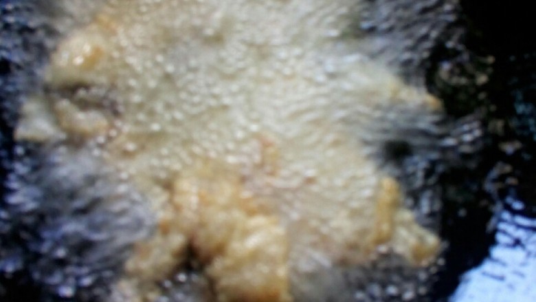 抓炒鱼片,大火,第二次炸鱼片。