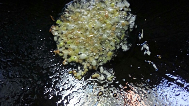 抓炒鱼片,锅内留少许底油,小火炒香葱姜粒。