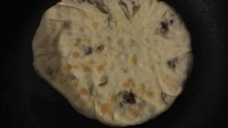 中式披萨梅干菜肉麦饼,油热后下锅