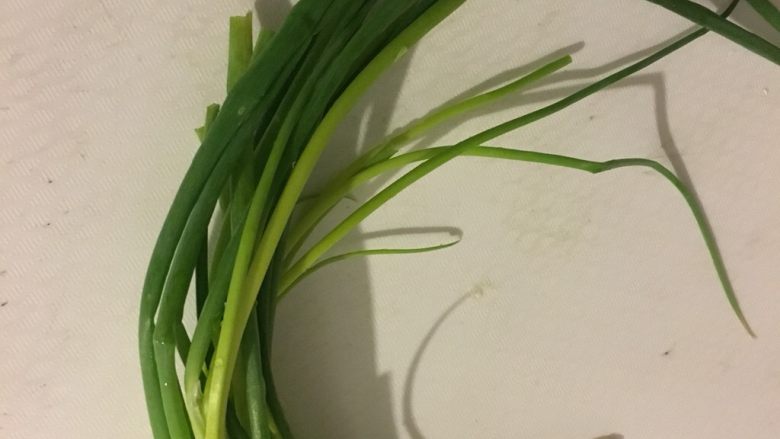 中式披萨梅干菜肉麦饼,葱洗净