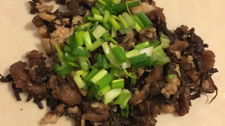 中式披萨梅干菜肉麦饼,放上馅,跟包包子一样包起来啦,再从中间往外揉出来