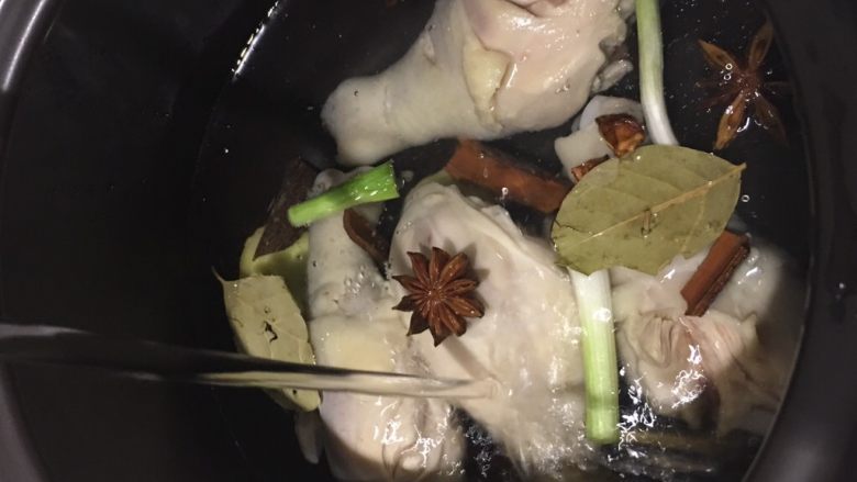 香菇卤鸡腿,把鸡腿和香料一起放进砂锅,倒入适量水